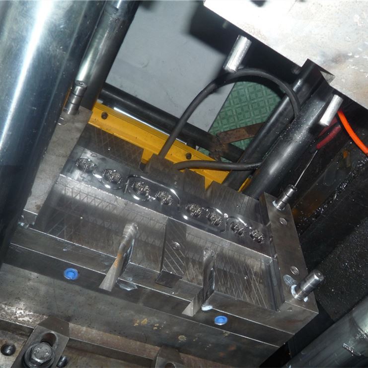 Cov teeb meem xav tau kev saib xyuas hauv cov khoom siv yas